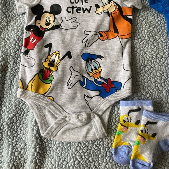 Disney bundle of onesies with matching socks 0-3 months - Picture 6 of 6